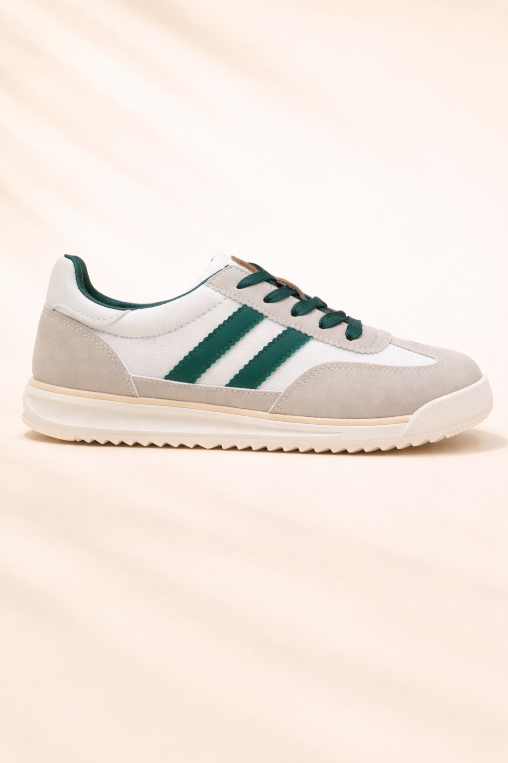 Cereza retro running trainers sneakers with green accents, featuring classic footwear design and comfortable athletic style.