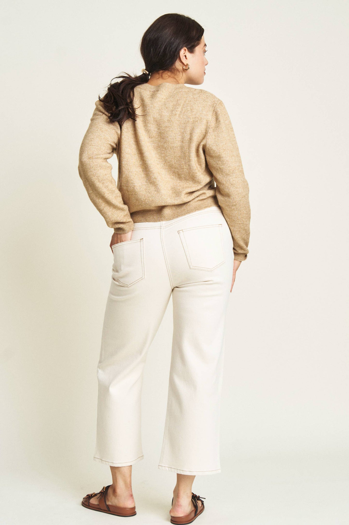 Oliver Logan Addington ankle crop mid-rise jeans in ecru, showing the stylish ankle-length denim with a mid-rise fit.