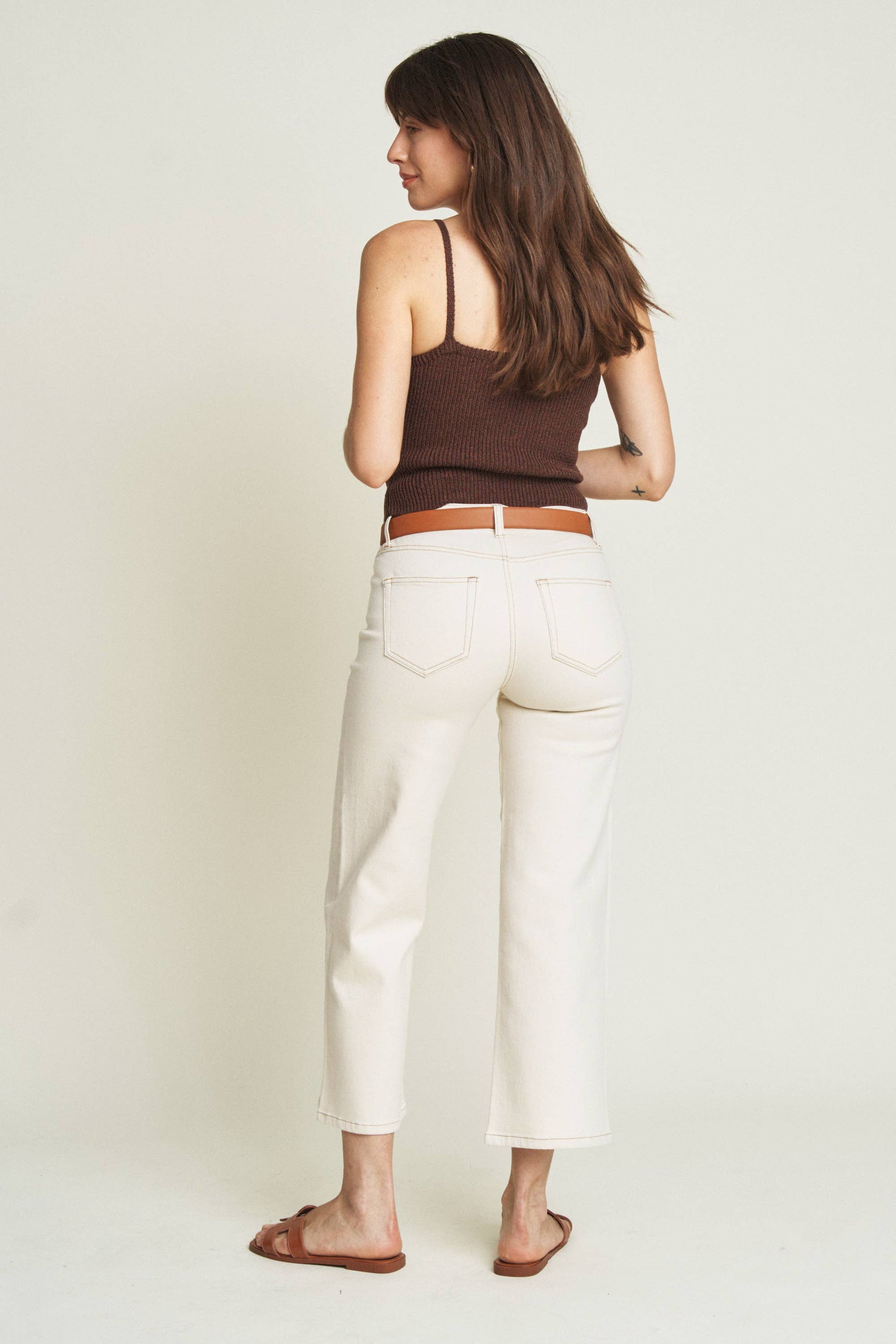 Oliver Logan Addington Ankle Crop Mid Rise Jean in Ecru, showcasing fitted bottoms with cropped length and classic denim styling.