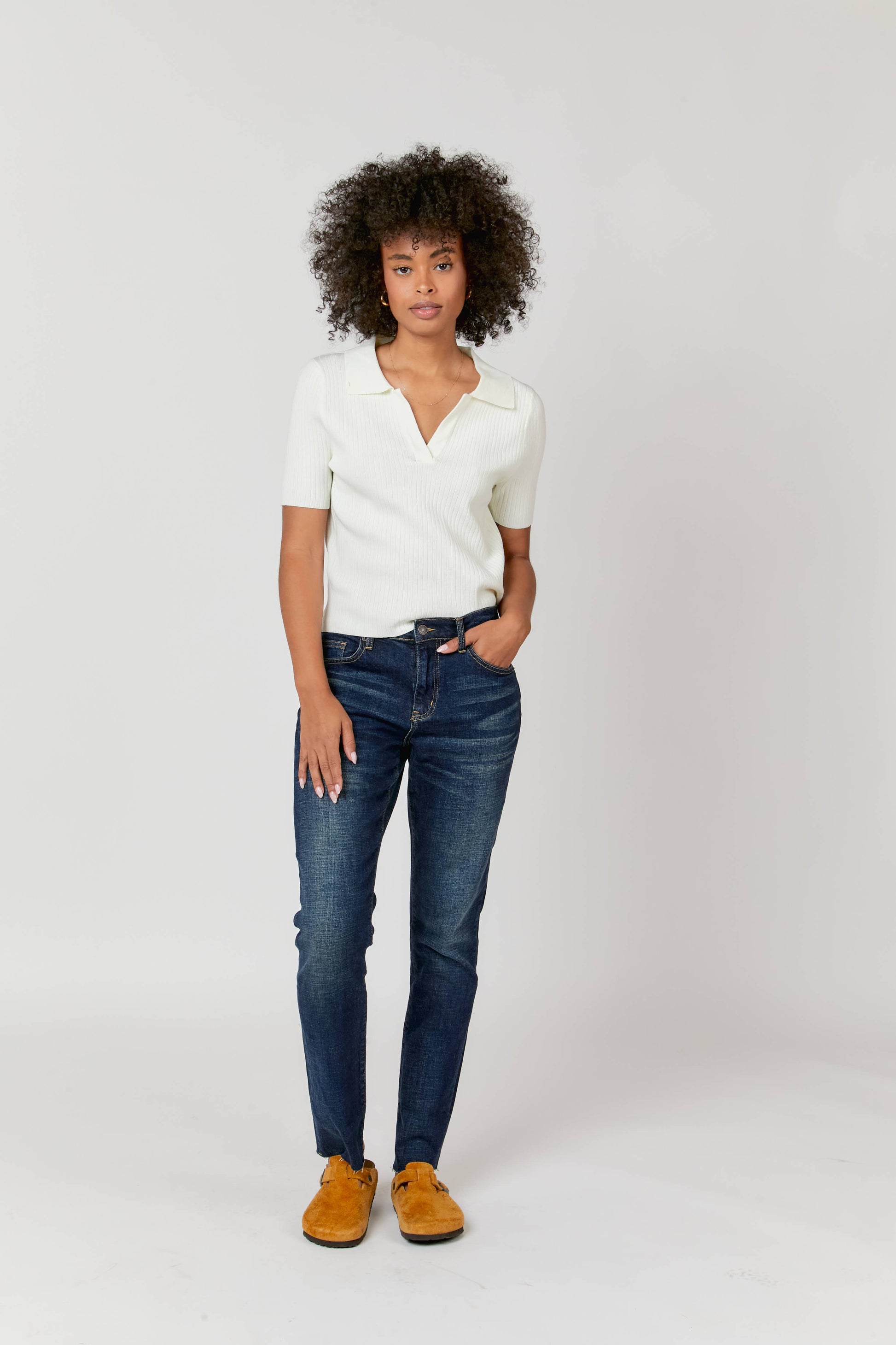 Oliver Logan Crosby Mid Rise Relaxed Taper Jean in Standard Wash, showcasing the casual denim bottoms with a relaxed fit and tapered leg.